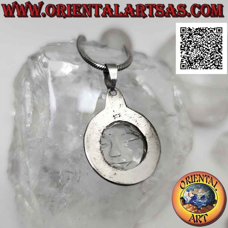 Pendentif en argent avec le visage de sérénité gravé sur cristal de roche et bord lisse et rayé