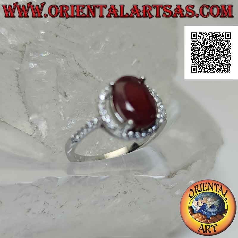 Anello in argento con rubino sintetico ovale incastonato contornato da zirconi