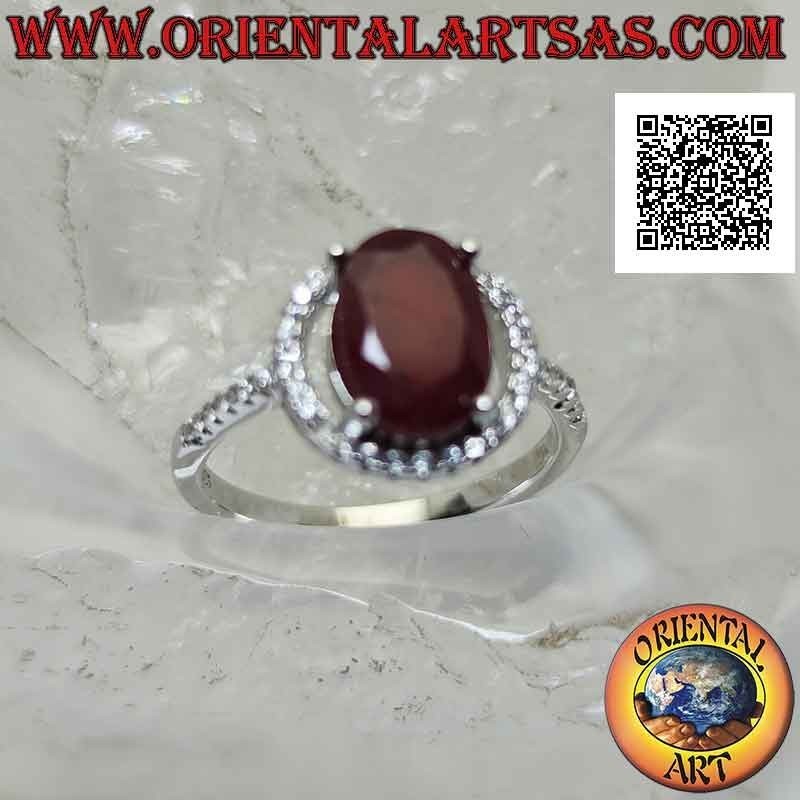Anello in argento con rubino sintetico ovale incastonato contornato da zirconi