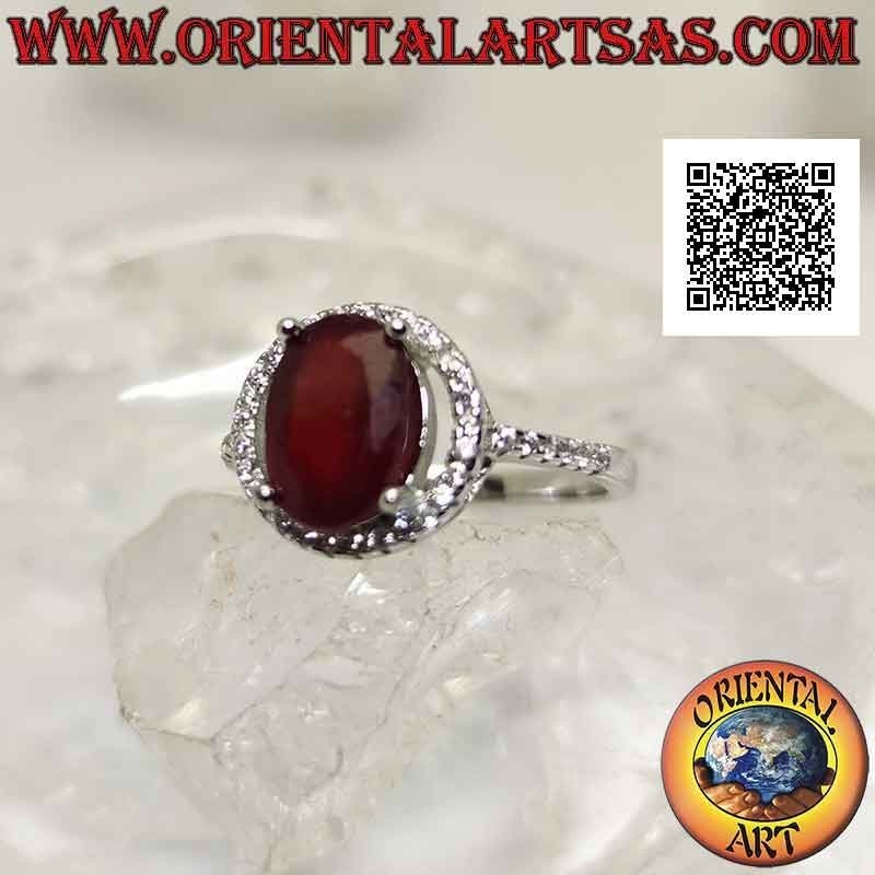 Anillo de plata con rubí sintético ovalado engastado rodeado de circonitas