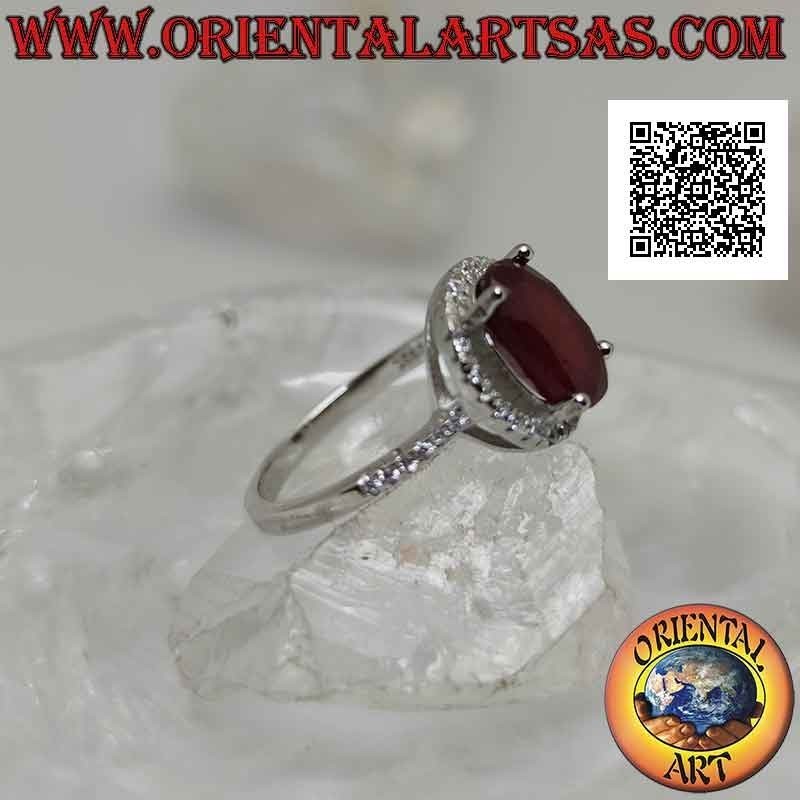 Anillo de plata con rubí sintético ovalado engastado rodeado de circonitas