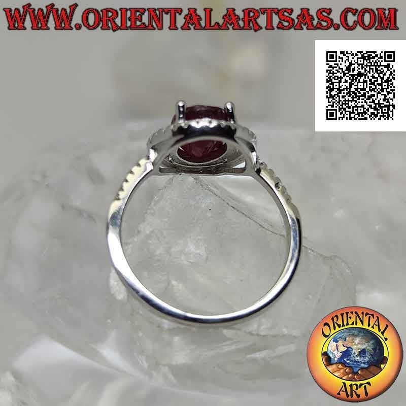 Bague en argent avec rubis synthétique ovale serti entouré de zircons