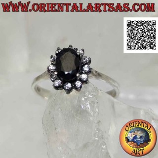 Anello in argento a fiore con zaffiro naturale ovale incastonato con petali di zirconi bianchi incastonati