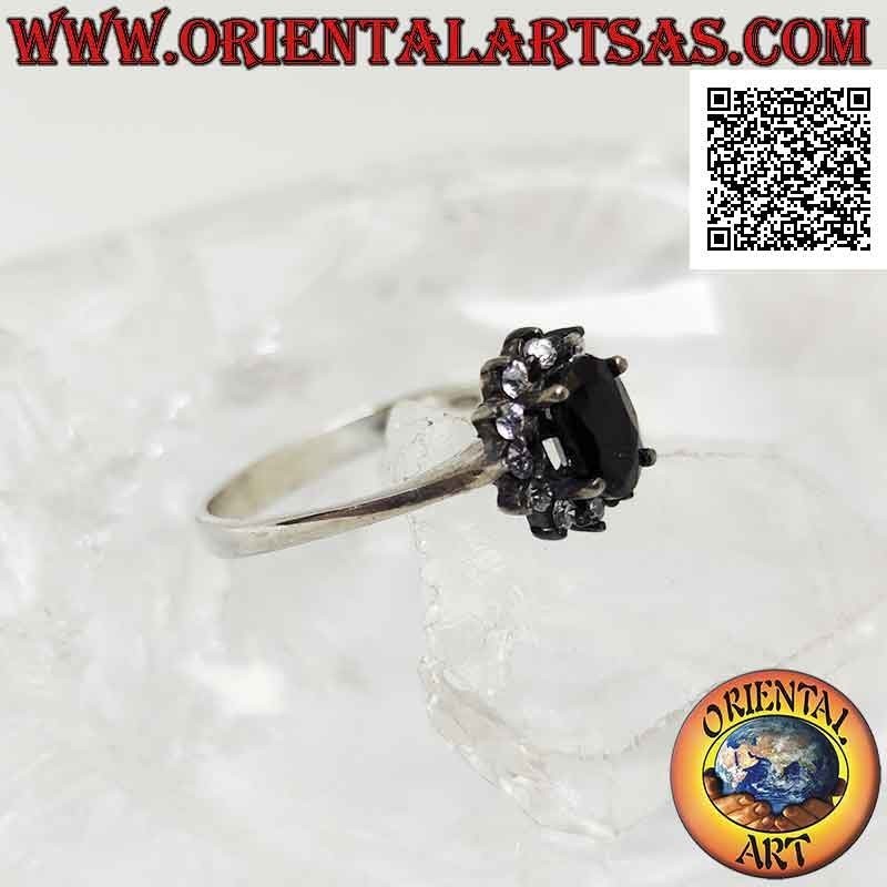 Bague fleur en argent avec saphir ovale naturel serti de pétales de zircon blanc sertis