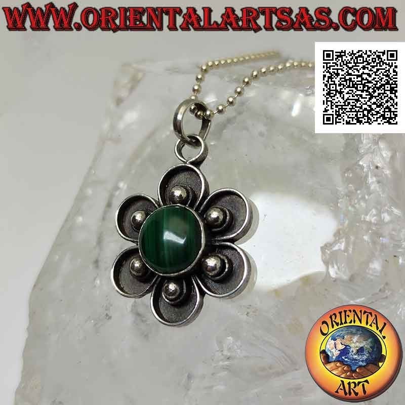 Ciondolo in argento a fiore con malachite tonda cabochon centrale e petali con pallina a bassorilievo