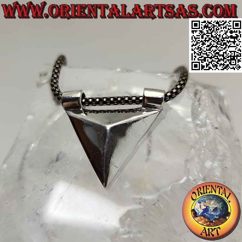 Colgante de plata en forma de pirámide equilátera lisa vista desde arriba