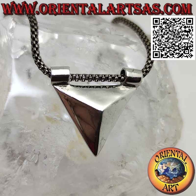 Pendentif en argent en forme de pyramide équilatérale lisse vu de dessus