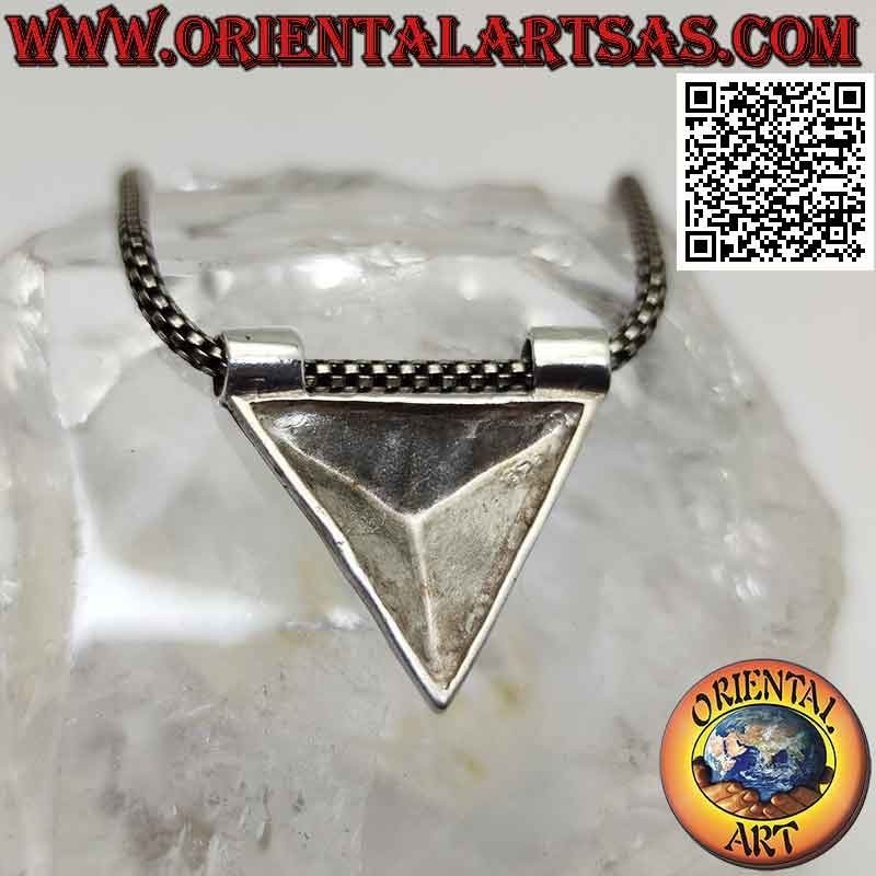Colgante de plata en forma de pirámide equilátera lisa vista desde arriba