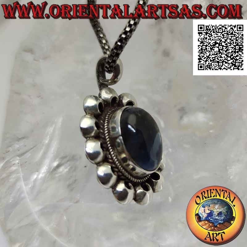 Colgante de plata con labradorita fluorescente azul medianoche rodeada de discos perforados