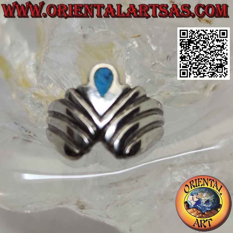 Anello in argento con turchese a goccia rovesciata tra serie di linee oblique a V