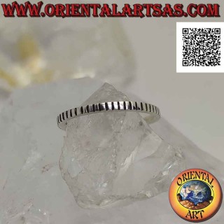 Anello in argento a fascia sottile da 2 mm con righe perpendicolari incise