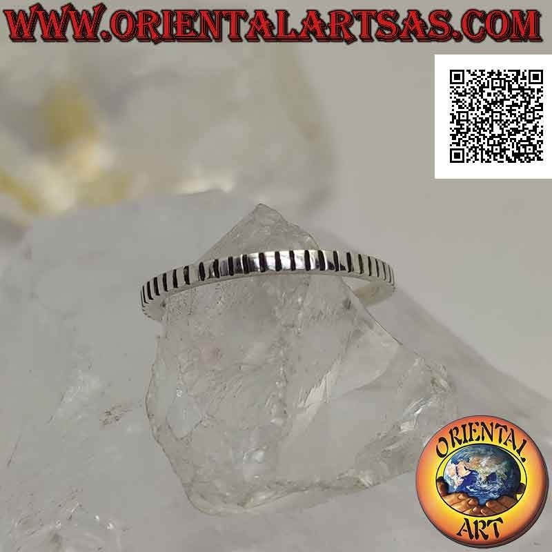 Anillo de plata de banda fina de 2 mm con líneas perpendiculares grabadas