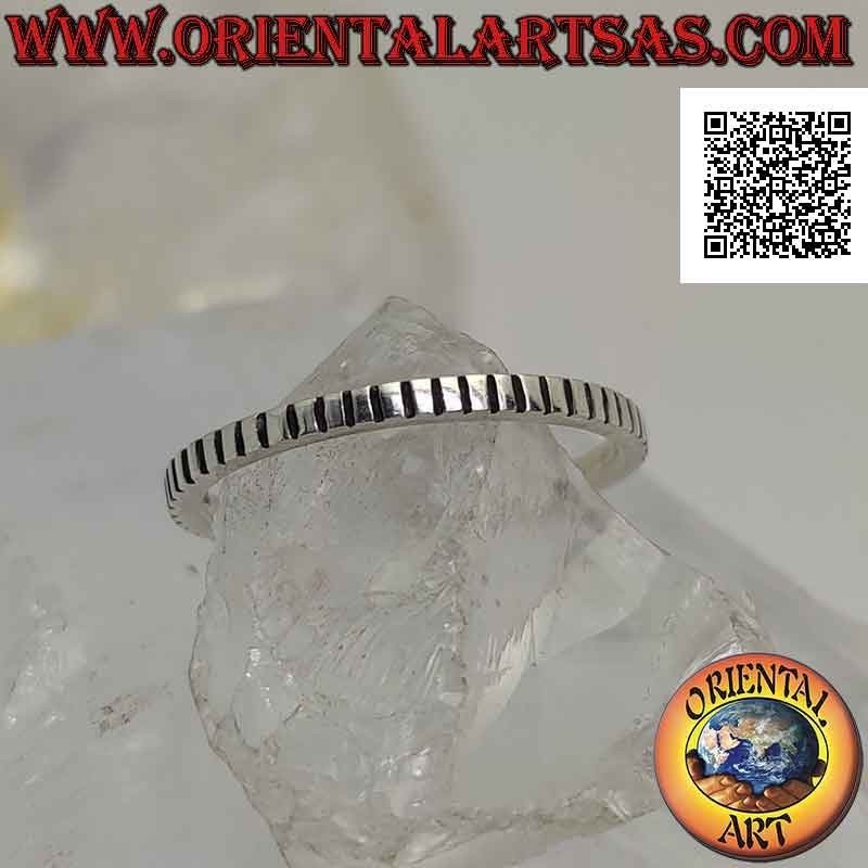 Anello in argento a fascia sottile da 2 mm con righe perpendicolari incise