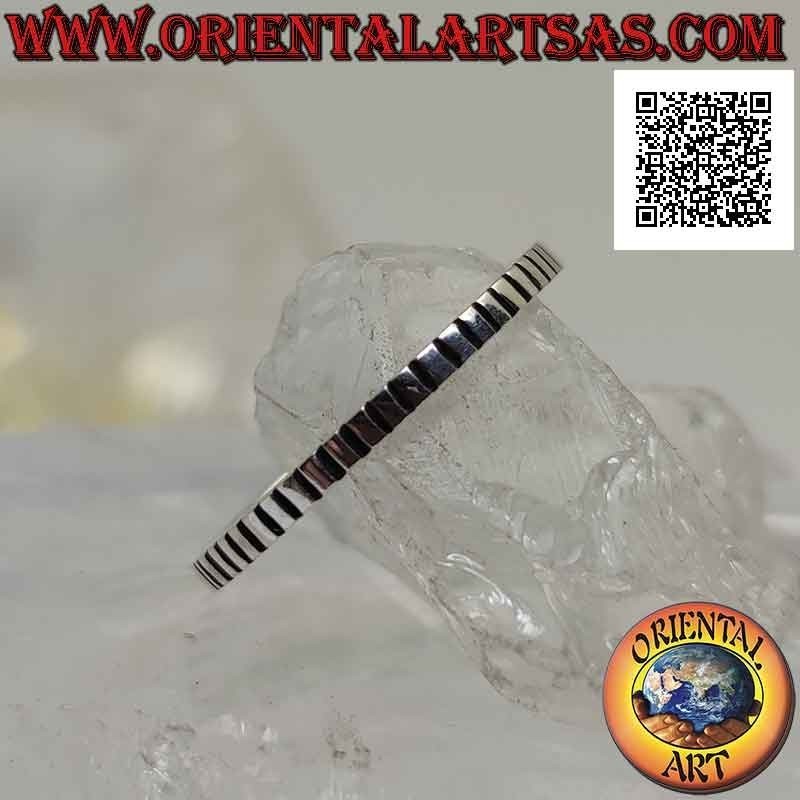Anello in argento a fascia sottile da 2 mm con righe perpendicolari incise