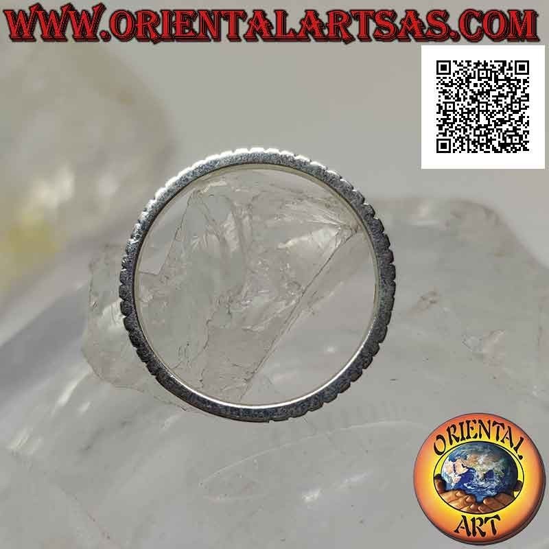 Anello in argento a fascia sottile da 2 mm con righe perpendicolari incise