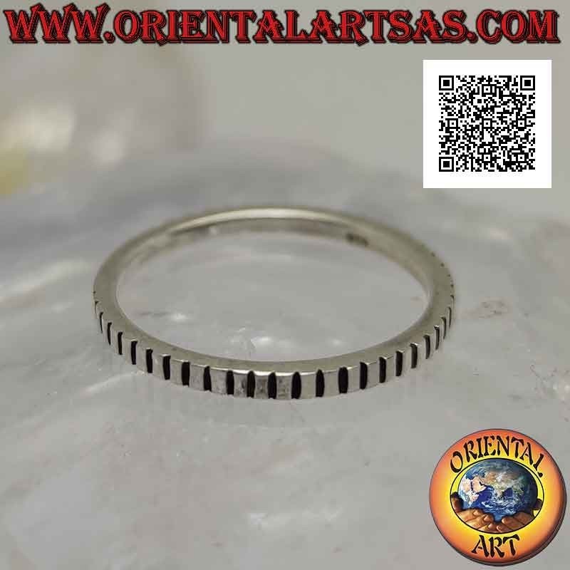 Bague en argent à bande fine de 2 mm avec lignes perpendiculaires gravées