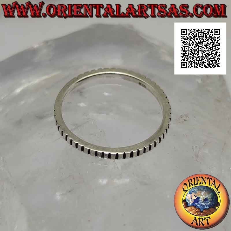 Anillo de plata de banda fina de 2 mm con líneas perpendiculares grabadas