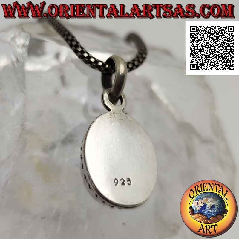 Colgante de plata con el rostro de la serenidad grabado en lapislázuli rodeado de trío de bolas