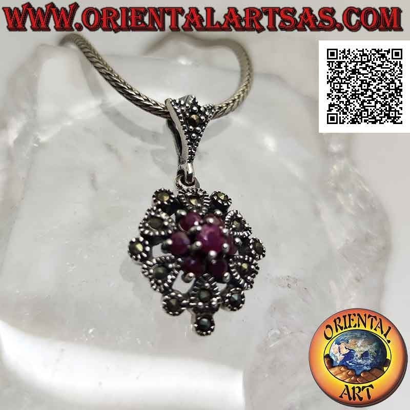 Pendentif en argent, serti de fleur rubis naturel entouré d'un cadre avec coeurs et marcassite