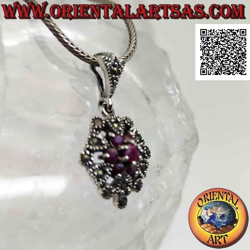 Colgante de plata, flor de rubí natural engastada rodeada de un marco con corazones y marcasita