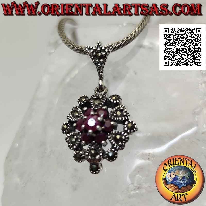 Colgante de plata, flor de rubí natural engastada rodeada de un marco con corazones y marcasita