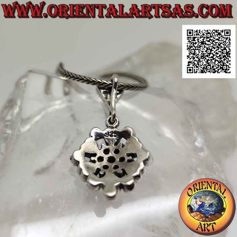 Pendentif en argent, serti de fleur rubis naturel entouré d'un cadre avec coeurs et marcassite