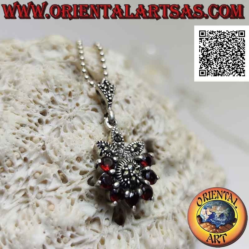 Colgante de plata, flor de seis granates naturales en semicírculo y pétalos y centro de marcasita