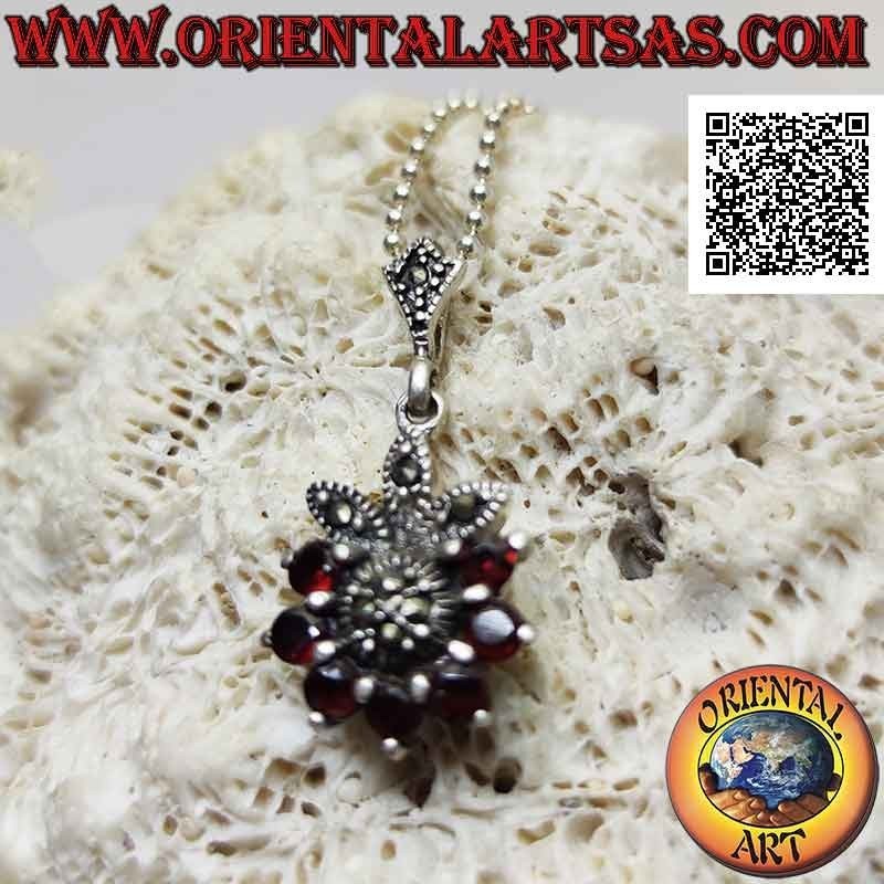 Pendentif en argent, fleur de six grenats naturels sertis en demi-cercle et pétales et centre de marcassite