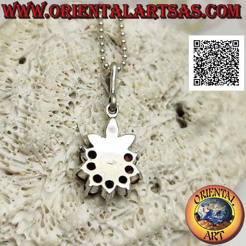 Colgante de plata, flor de seis granates naturales en semicírculo y pétalos y centro de marcasita