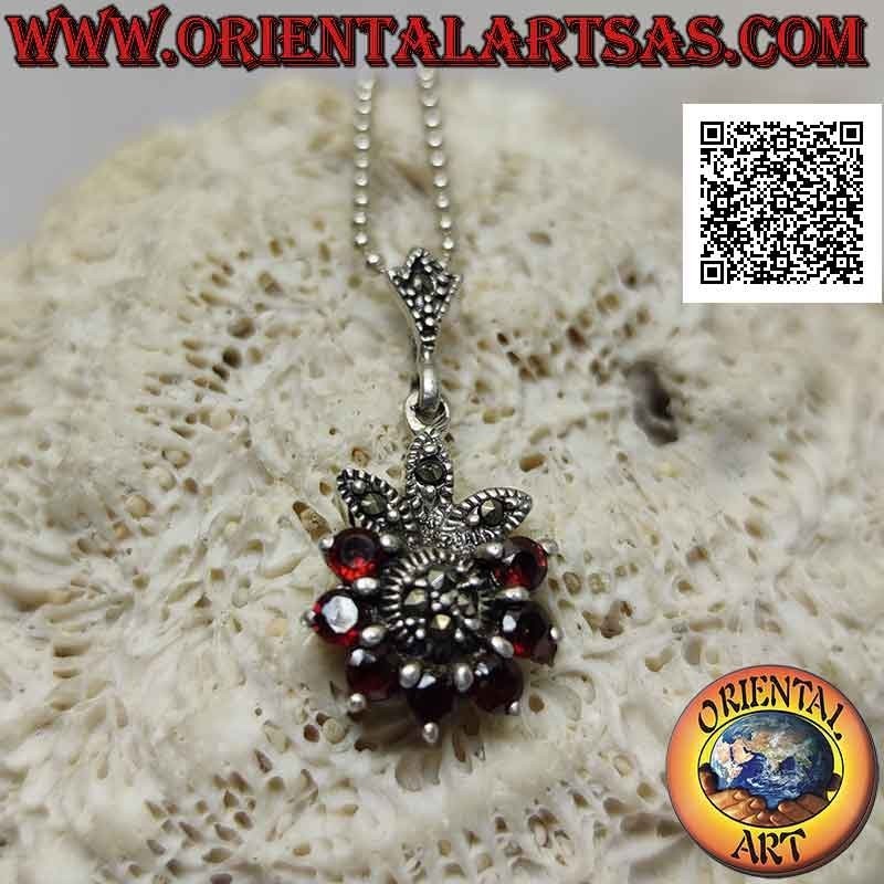Pendentif en argent, fleur de six grenats naturels sertis en demi-cercle et pétales et centre de marcassite