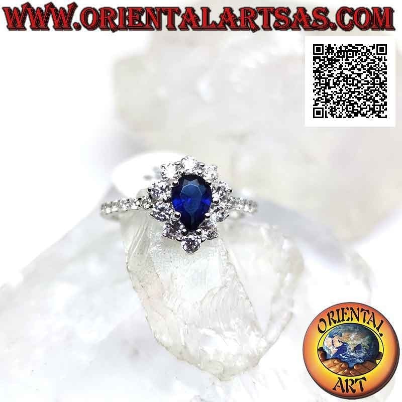 Anillo de plata con zafiro sintético en forma de lágrima rodeado de circonitas blancas redondas y en los laterales