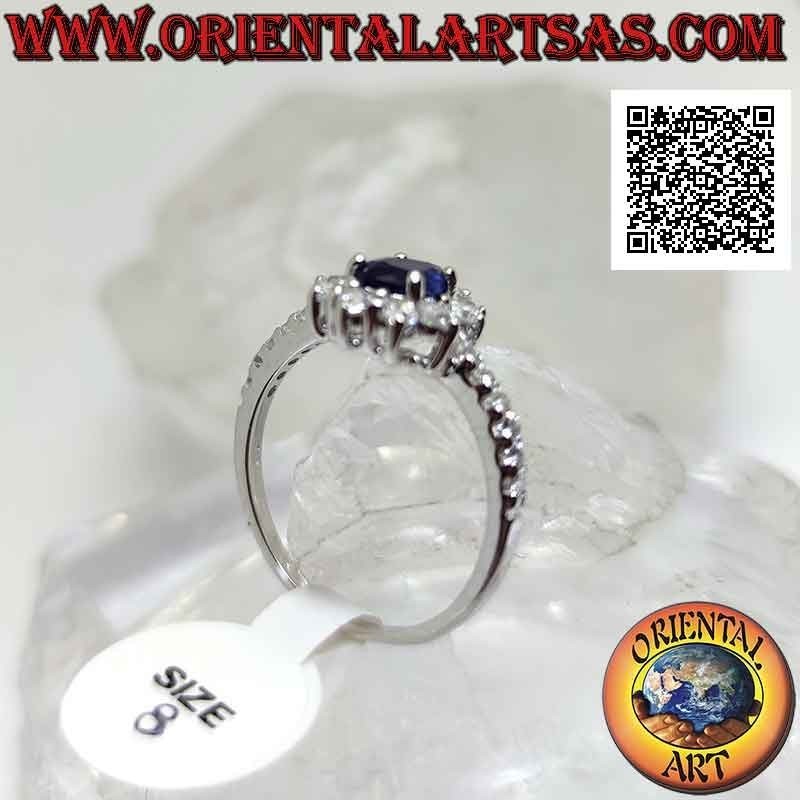 Anello in argento con zaffiro di sintesi a goccia contornato da zirconi bianchi tondi e sui lati