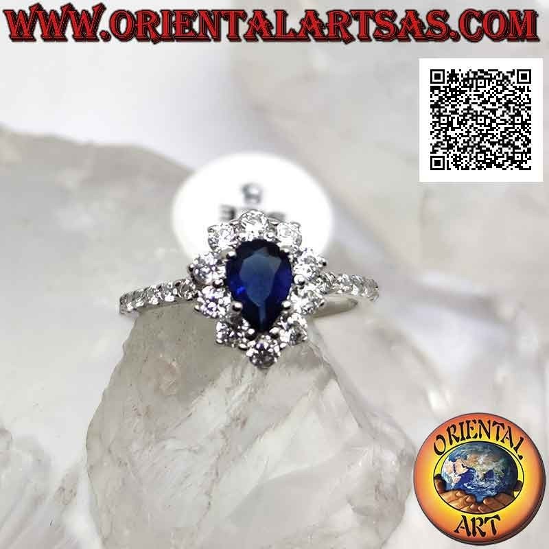 Bague en argent avec saphir synthétique en forme de larme entouré de zircons blancs ronds et sur les côtés