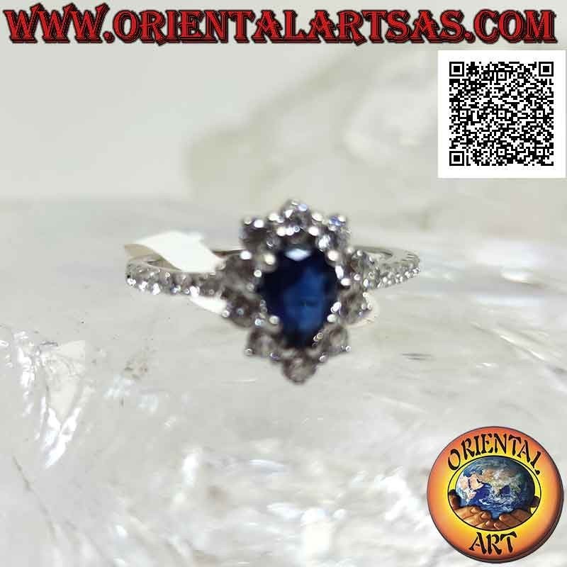 Anillo de plata con zafiro sintético en forma de lágrima rodeado de circonitas blancas redondas y en los laterales