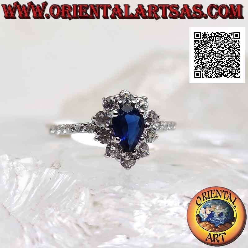 Bague en argent avec saphir synthétique en forme de larme entouré de zircons blancs ronds et sur les côtés