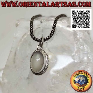 Ciondolo in argento con pietra di luna ovale cabochon contornata da intreccio e fascia liscia