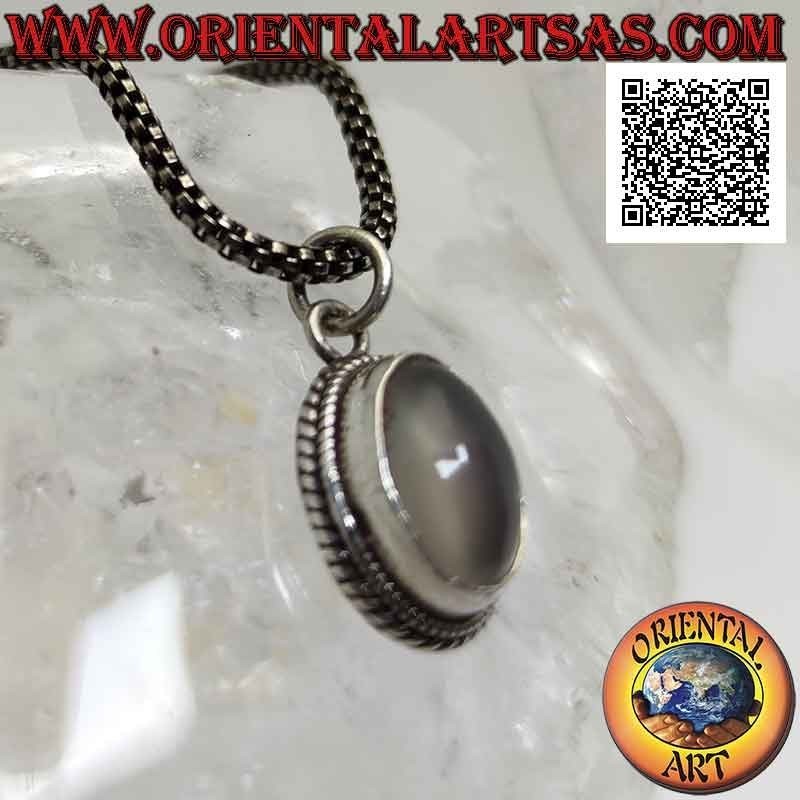 Colgante de plata con piedra lunar ovalada cabujón rodeado de entretejido y banda lisa