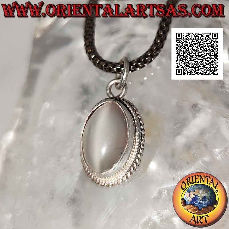 Colgante de plata con piedra lunar ovalada cabujón rodeado de entretejido y banda lisa