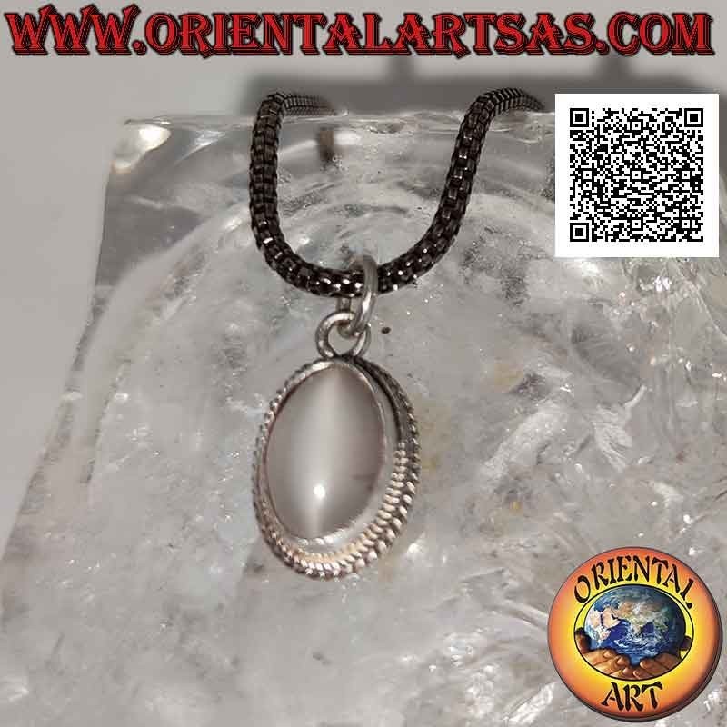 Ciondolo in argento con pietra di luna ovale cabochon contornata da intreccio e fascia liscia