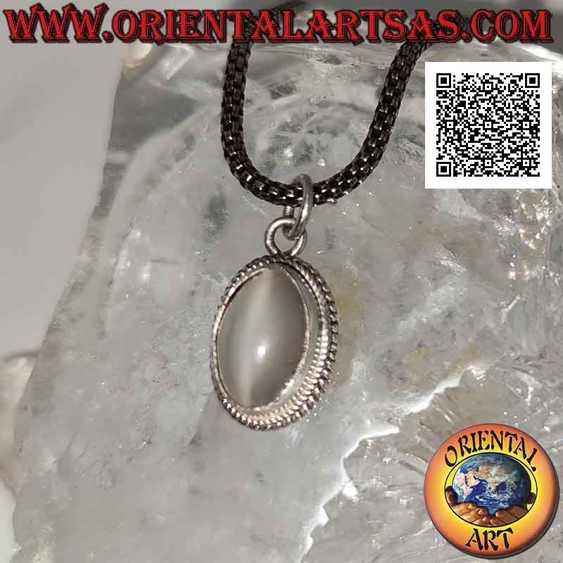 Pendentif en argent avec pierre de lune ovale cabochon entourée d'entrelacs et d'une bande lisse