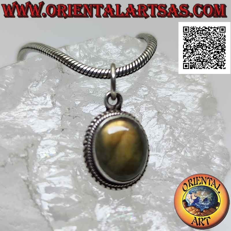 Colgante de plata con labradorita cabujón ovalado rodeado de tejido y banda lisa