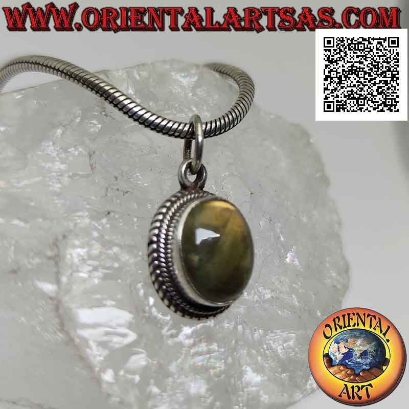 Silberanhänger mit ovalem Cabochon-Labradorit, umgeben von Weberei und glattem Band