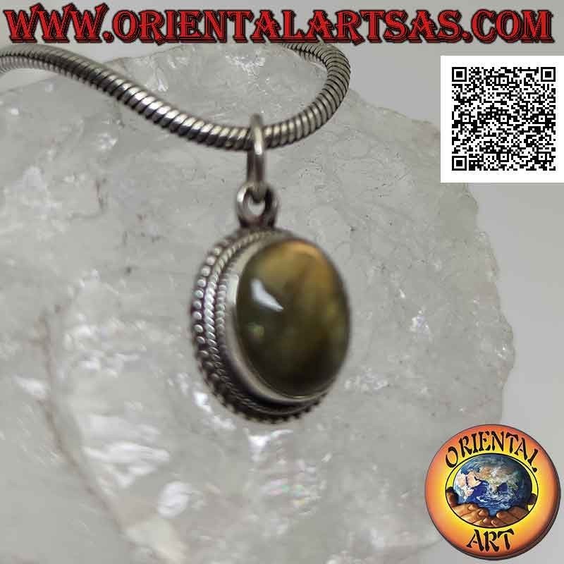Colgante de plata con labradorita cabujón ovalado rodeado de tejido y banda lisa