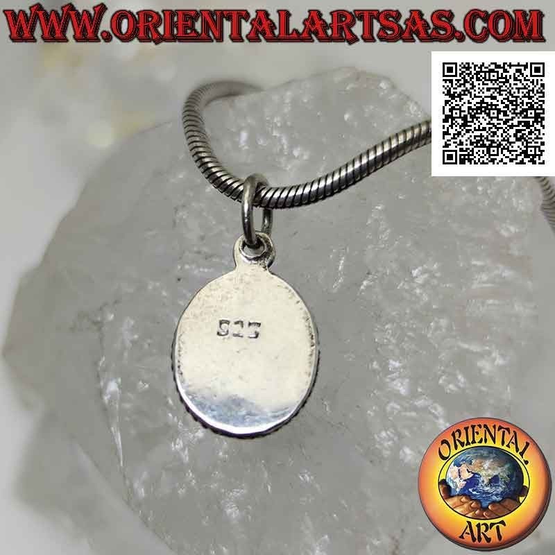 Colgante de plata con labradorita cabujón ovalado rodeado de tejido y banda lisa