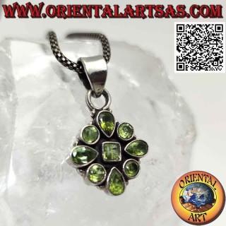 Colgante de plata con rosa de los vientos de 9 peridotos facetados de varias formas