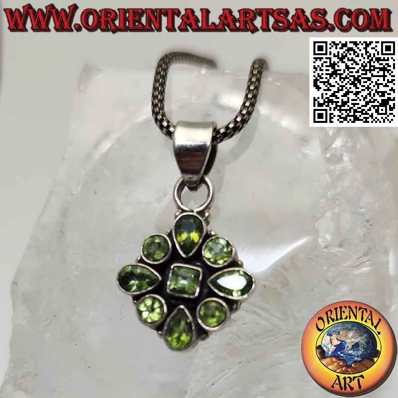 Ciondolo in argento a rosa dei venti di 9 peridot sfaccettati di varie forme