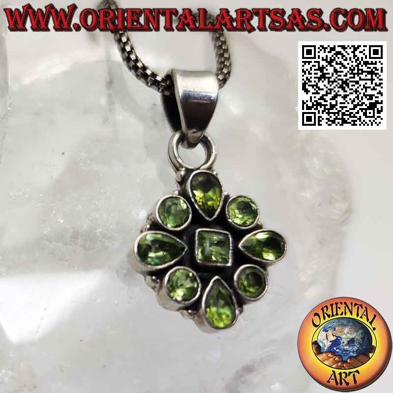 Colgante de plata con rosa de los vientos de 9 peridotos facetados de varias formas