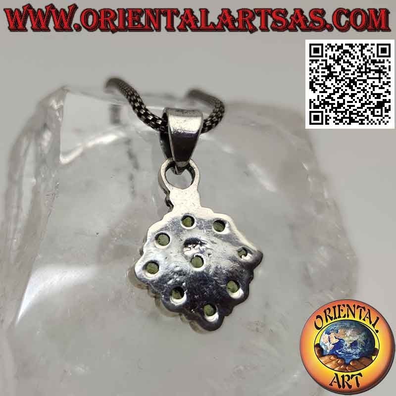 Ciondolo in argento a rosa dei venti di 9 peridot sfaccettati di varie forme
