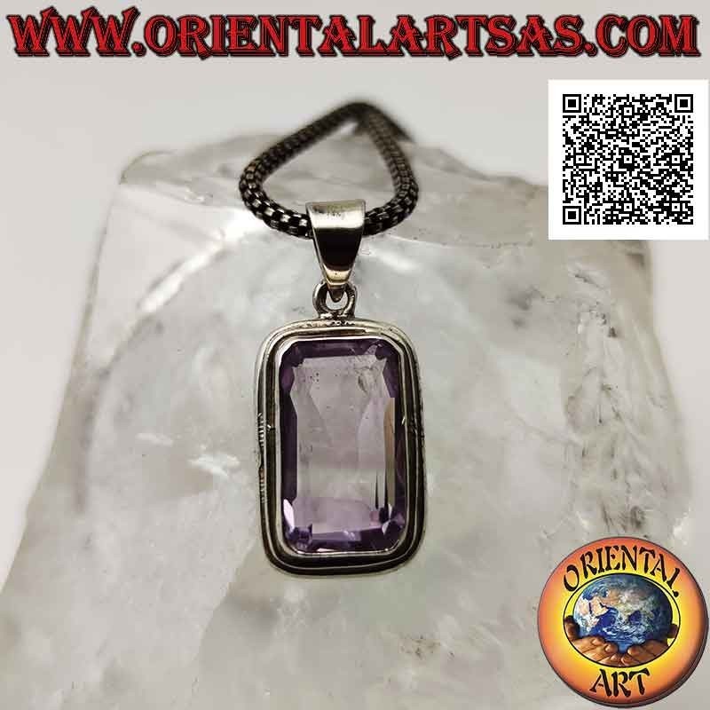 Colgante de plata con una espléndida amatista natural de talla octogonal rectangular en un engaste sencillo