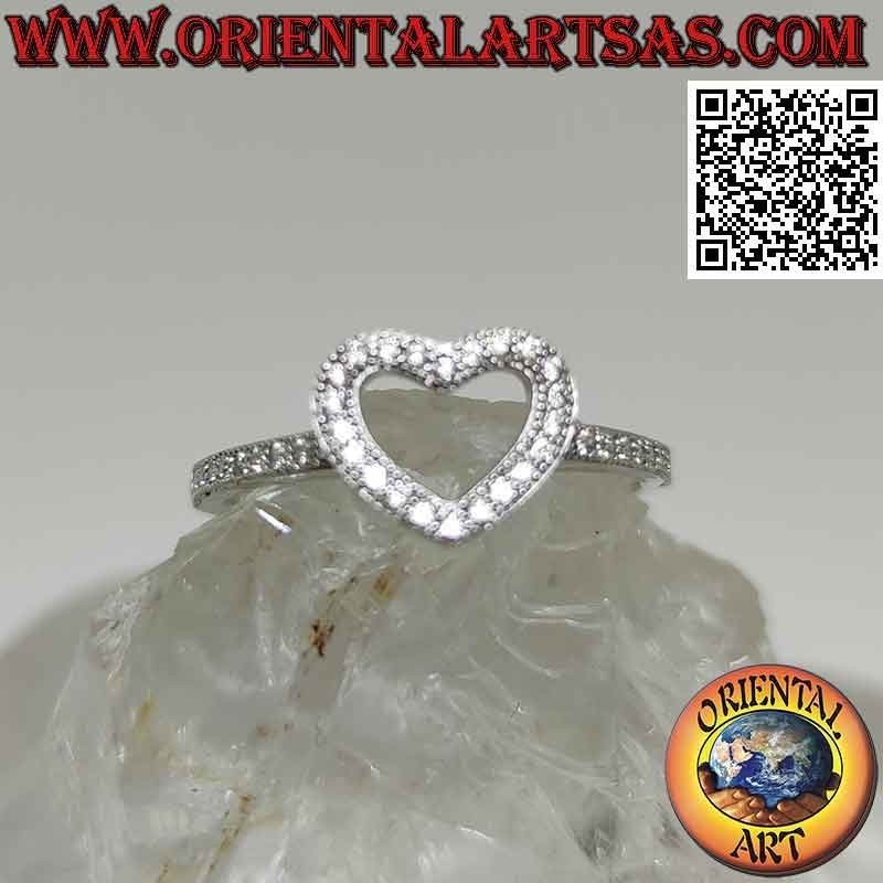 Anillo de plata con contorno de corazón tachonado de circonitas